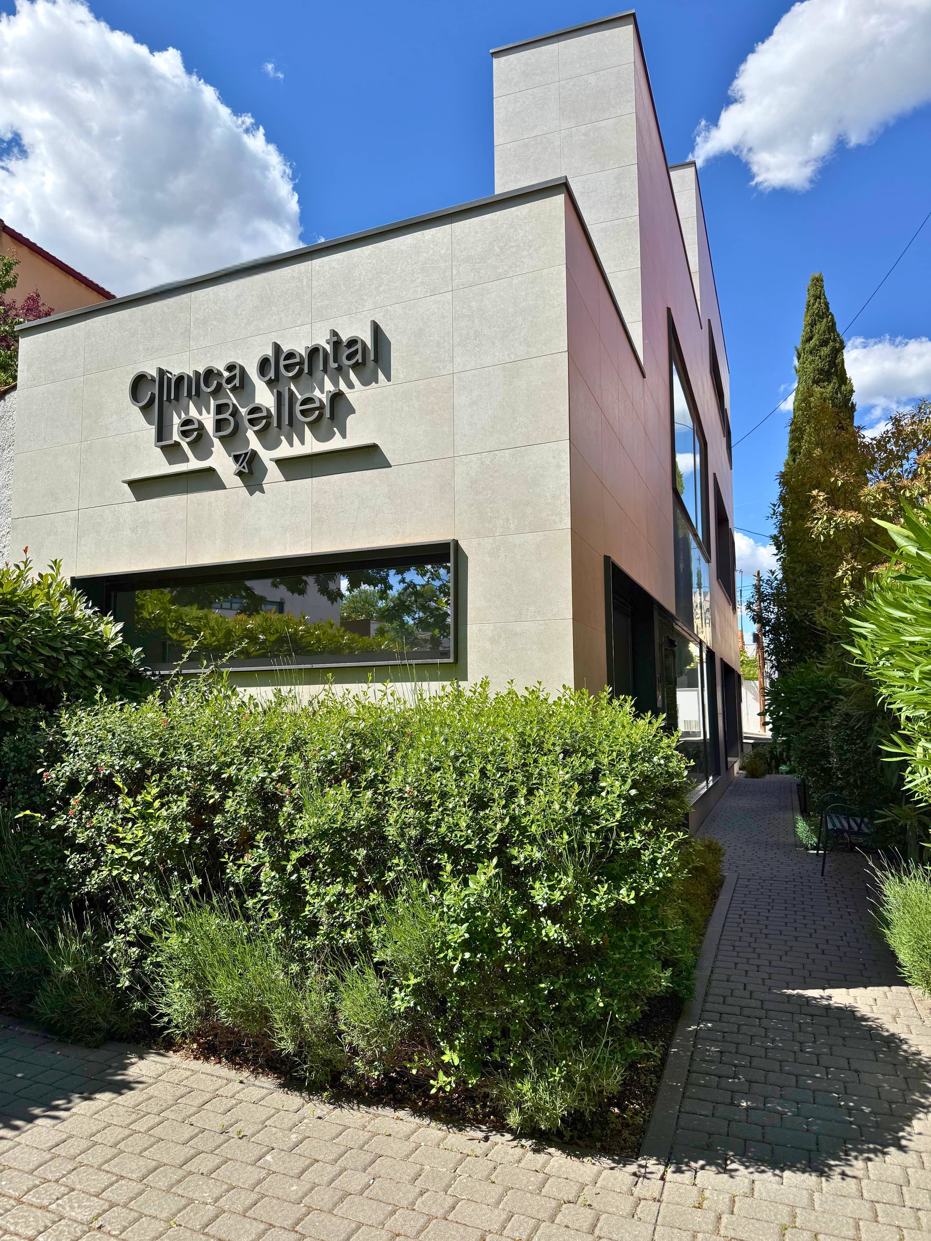 Exterior Clínica Dental Le Beller